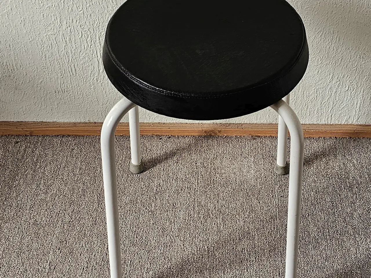 Billede 1 - Taburet med polstret sæde og krombens, sædehøjde 48 cm