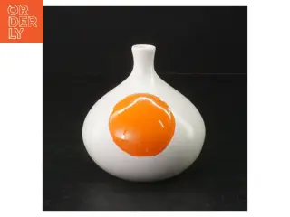 Hvid vase med orange detalje fra Speedtsberg (str. 10 cm ø. 10,5 cm)