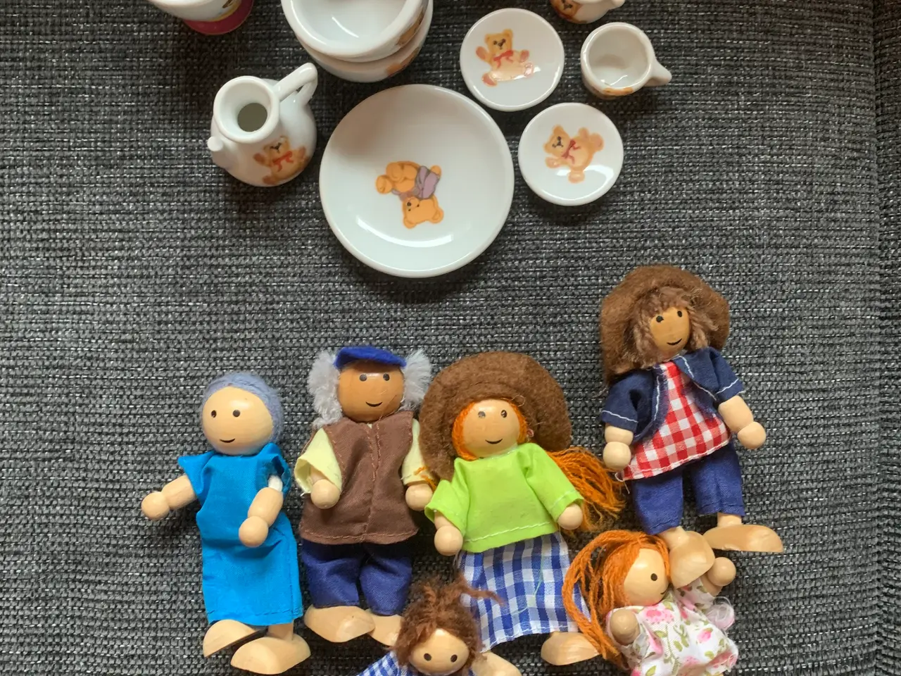 Billede 1 - Familie til dukkehus