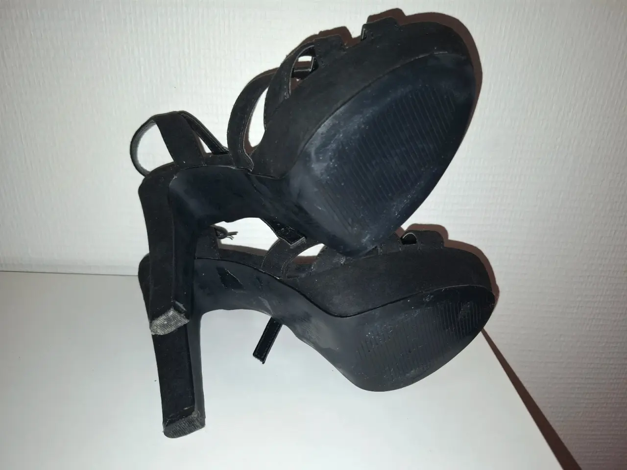 Billede 4 - Højhælet Ruskinds Sandaler