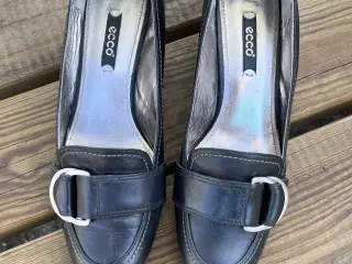 Elegante ECCO læderpumps med sølvspænde – Str. 39