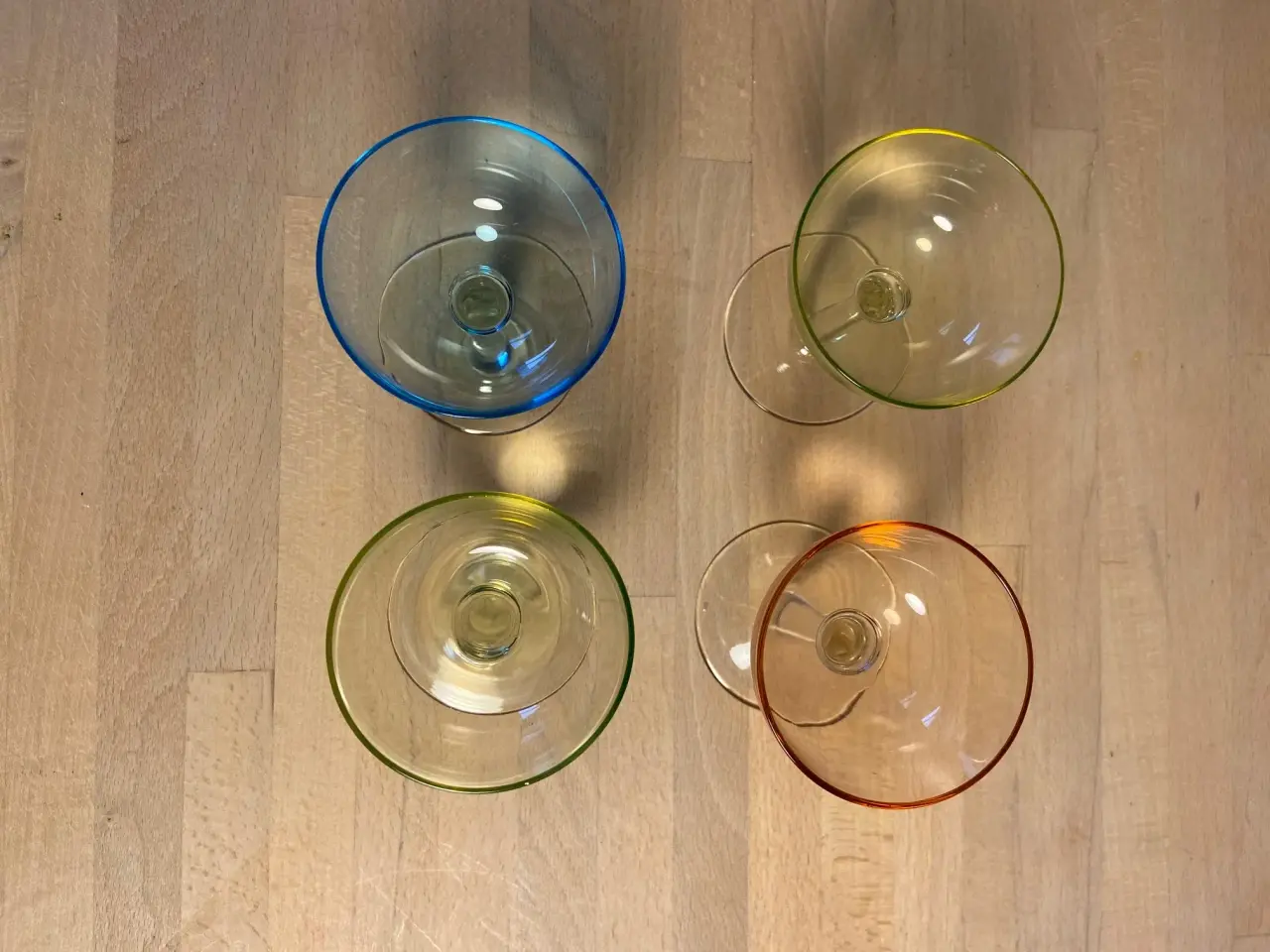 Billede 3 - 4 stk likørskåle i farvet glas