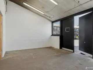 128 m² lager til leje i Glostrup med høj loftshøjde og nem adgang nær E45