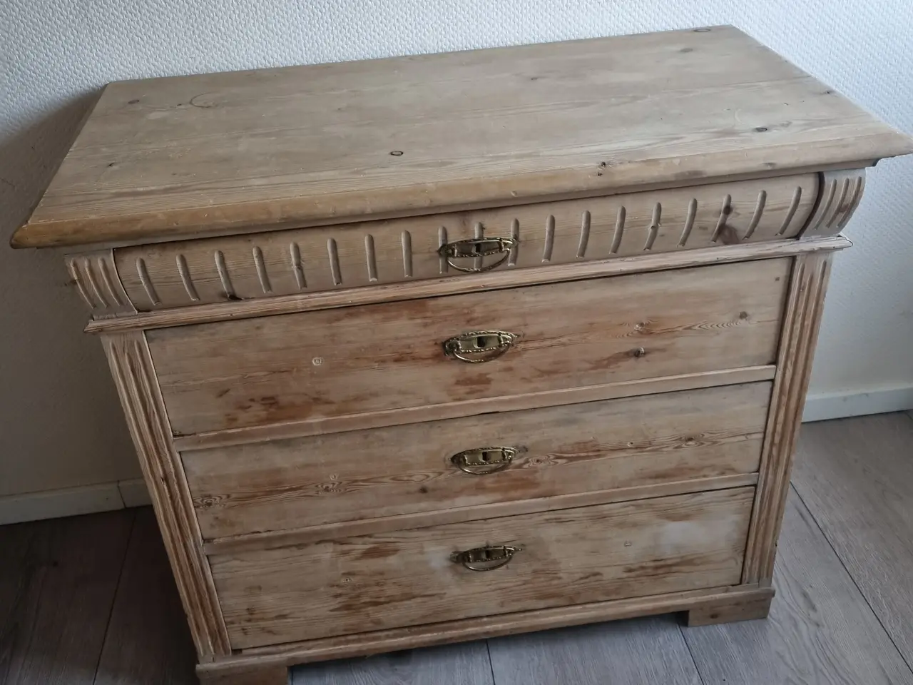 Billede 1 - Gammel kommode sælges