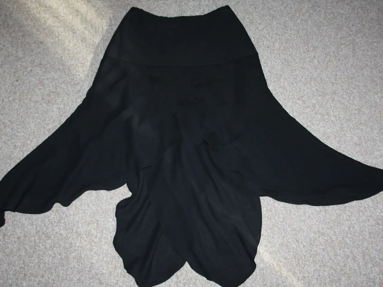 Billede 1 - Sort nederdel i polyester