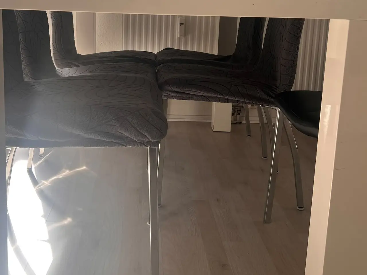 Billede 5 - Flot og rummeligt spisebord