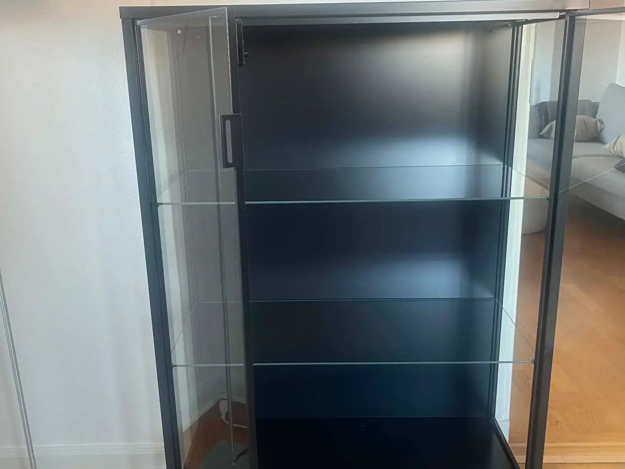 Billede 2 - Sort vitrineskab fra IKEA
