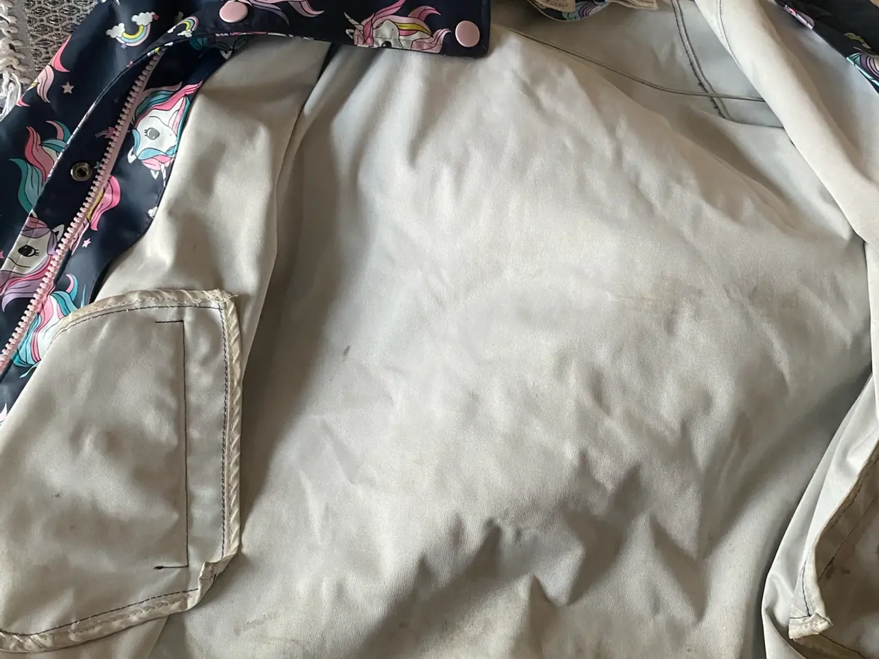 Billede 3 - H&m Regnjakke 122/128 med enhjørninger