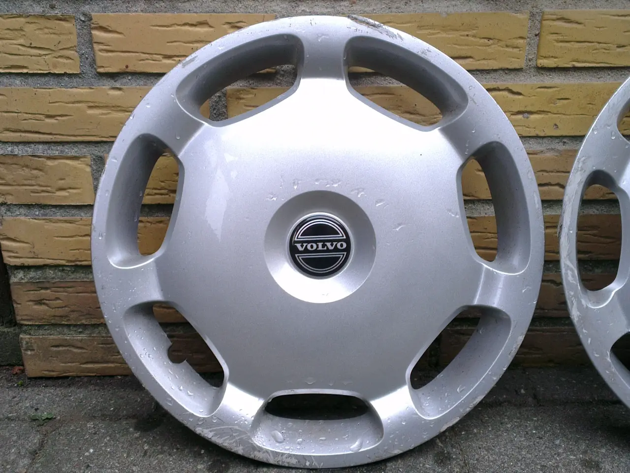 Billede 5 - Originalt Volvo navkapselsæt, 15"