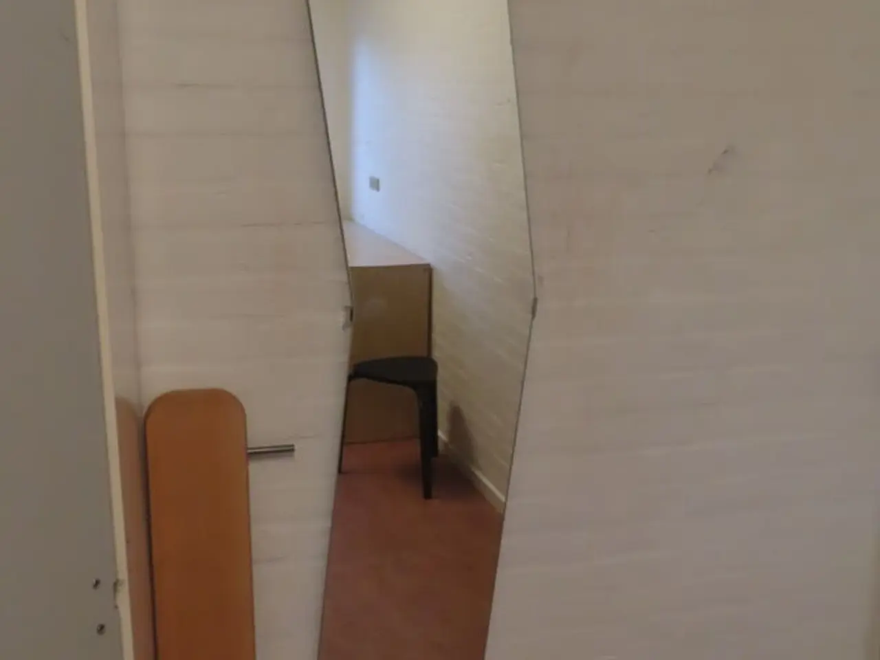 Billede 5 - Indhold på værelse af bord, køjeseng, skab mv.