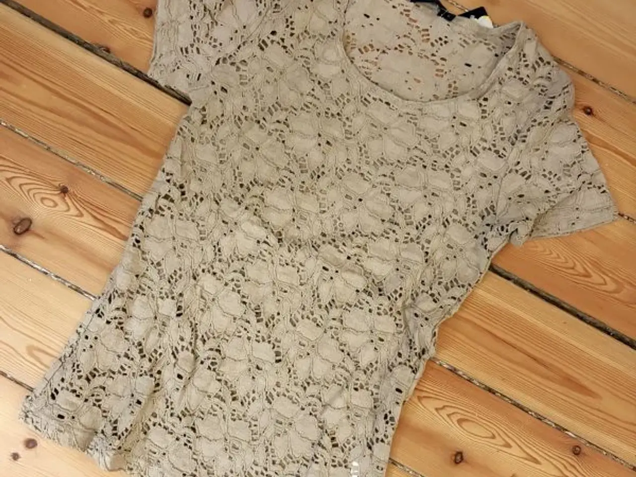 Billede 2 - To toppe i beige / lysebrun. Begge er helt nye.