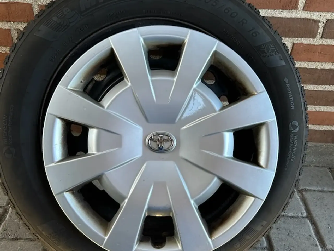 Billede 2 - Michelin vinterdæk på originale toyota fælge