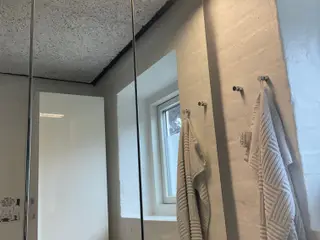 To spejlskabe LETTAN