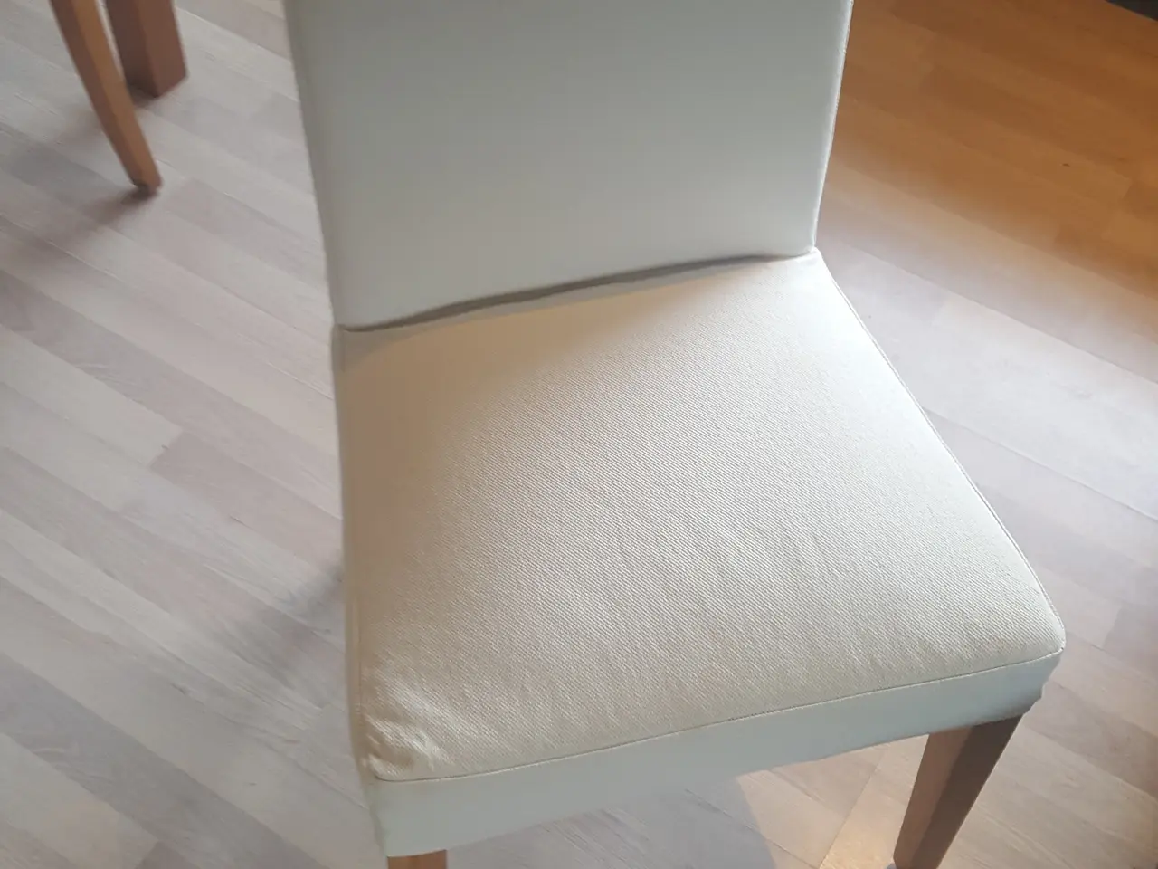 Billede 8 - spisebord inkl stole