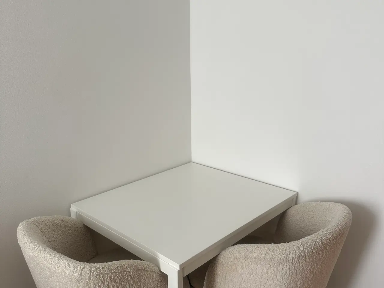 Billede 2 - IKEA spisebord og 2 stole gives væk