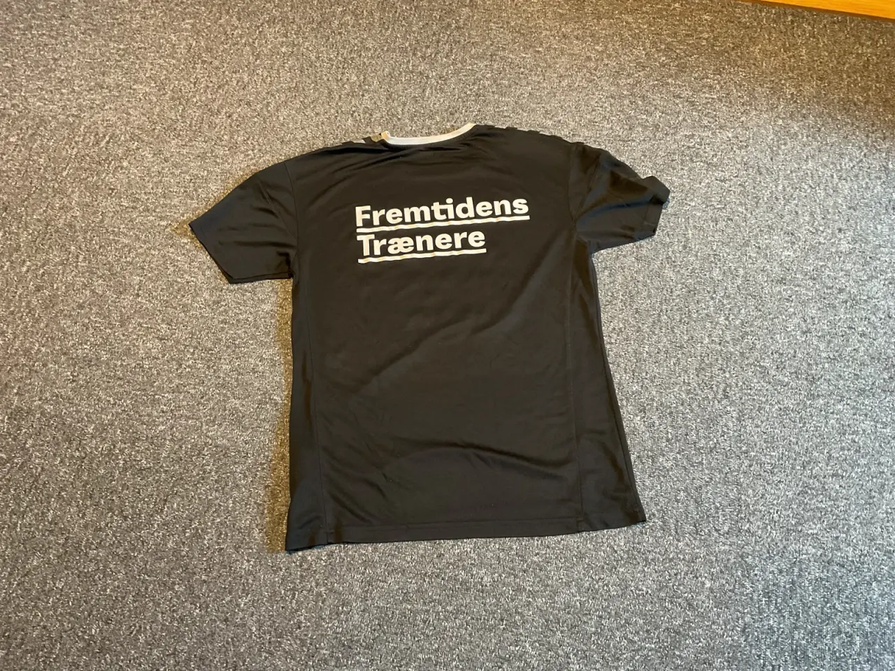 Billede 2 - T-shirt fodbold. Hummel str S
