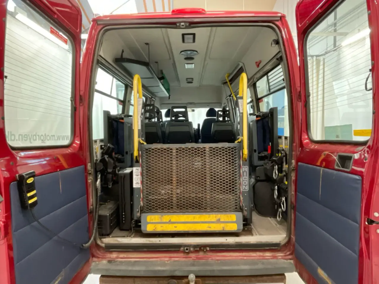 Billede 5 - På vej ind . Handicap bus