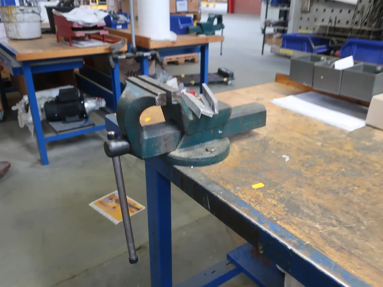 Billede 4 - Arbejdsbord med indhold