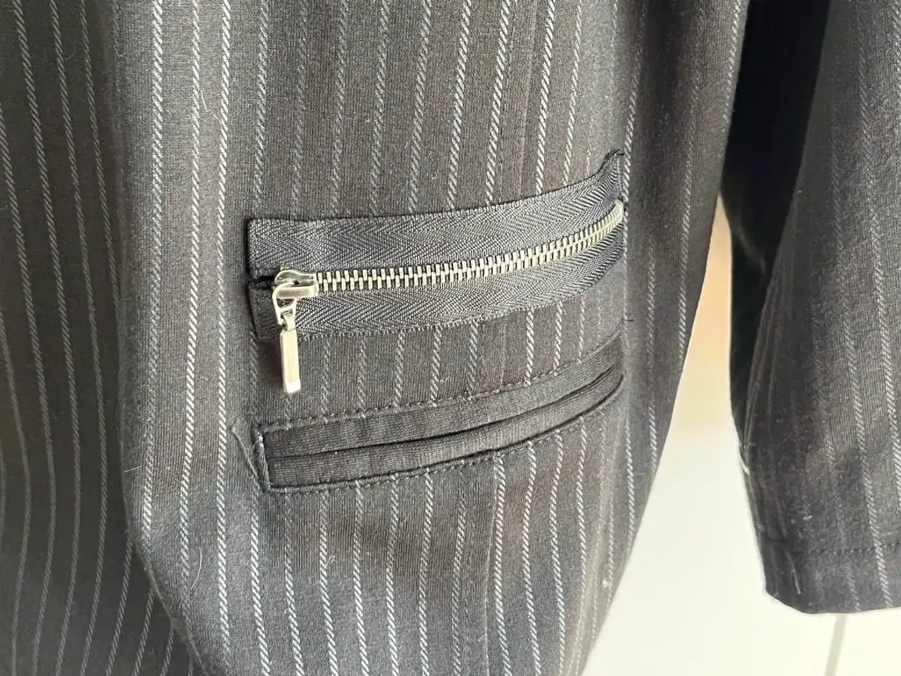 Billede 7 - Lang sort blazer fra Adia Fashion