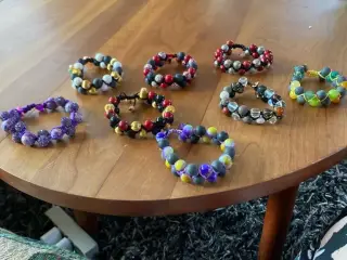 Nye knyttede armbånd