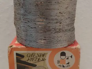 Gående fjeder fra Ke Leg med æske. Omkring 1960-70