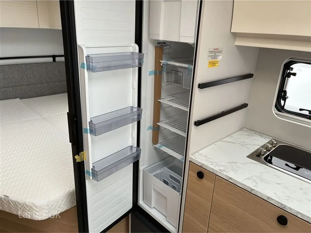 Billede 17 - 2026 - Adria Adora 522 UP Dobbeltsengsvogn, rundsiddegruppe, el-gulv-varme, stort 142L KOMPRESSOR køleskab, TV-holder, stabilisator, Adria Smartbox, glasfibertag