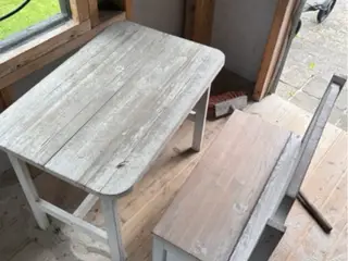 Børne bordenes bænke med plads noget i bænken 