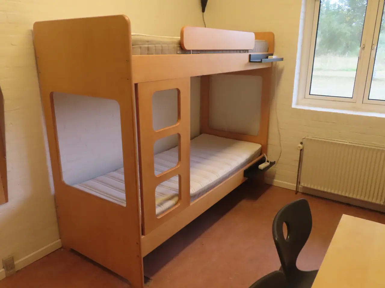 Billede 1 - Indhold på værelse af bord, køjeseng, skab mv.