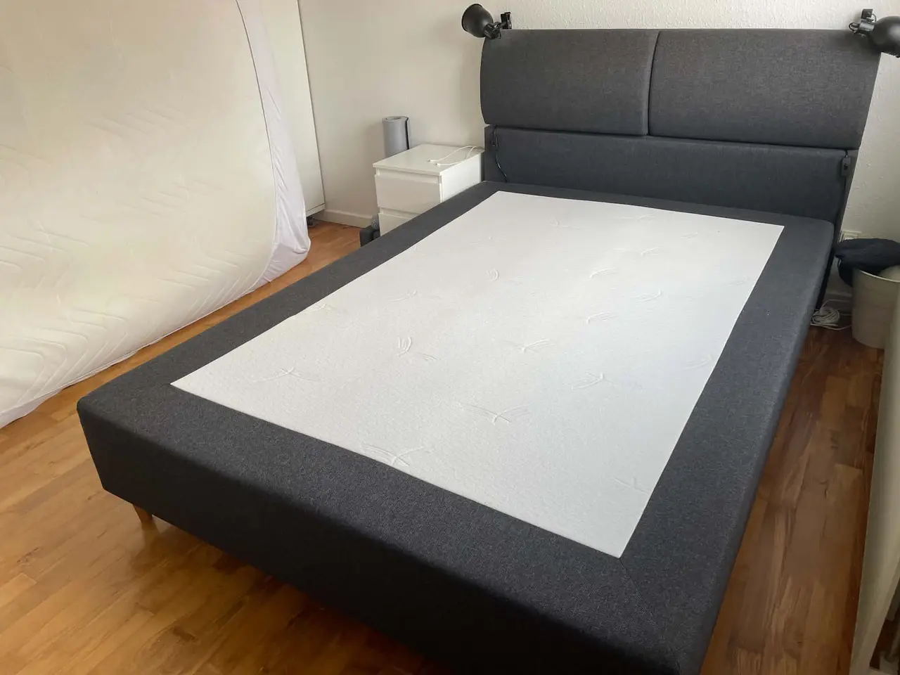 Billede 1 - Sengeramme og gavl (140x200 cm)