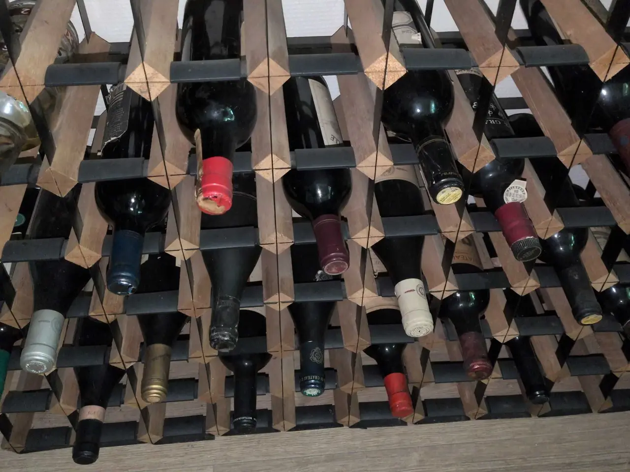 Billede 4 - Vinsamling med 20 flasker samt vinreol
