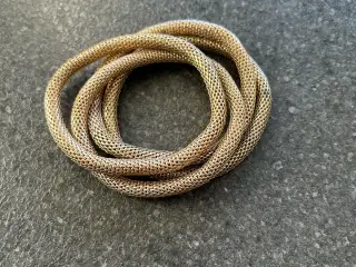 Armbånd i guldfarve