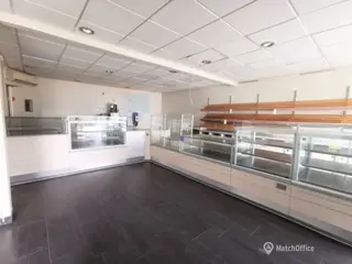 Central butik med mange muligheder!