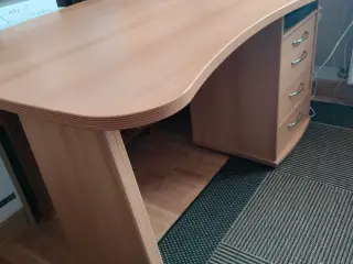 Skrivebord i fineret bøg m. skuffesektion.
