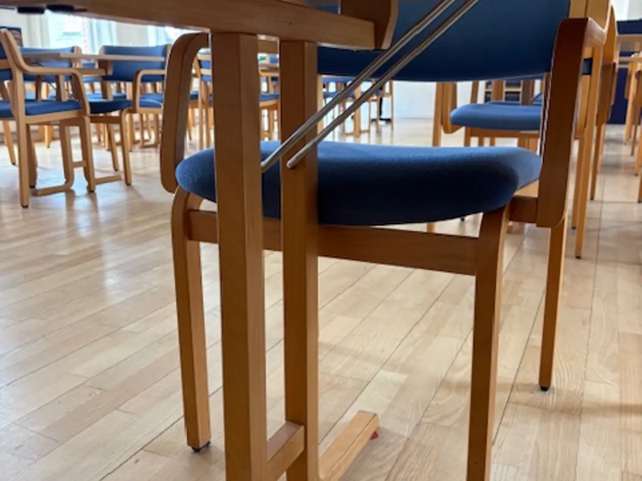 Billede 6 - 28 borde med designerstole i bøg - sælges som sæt