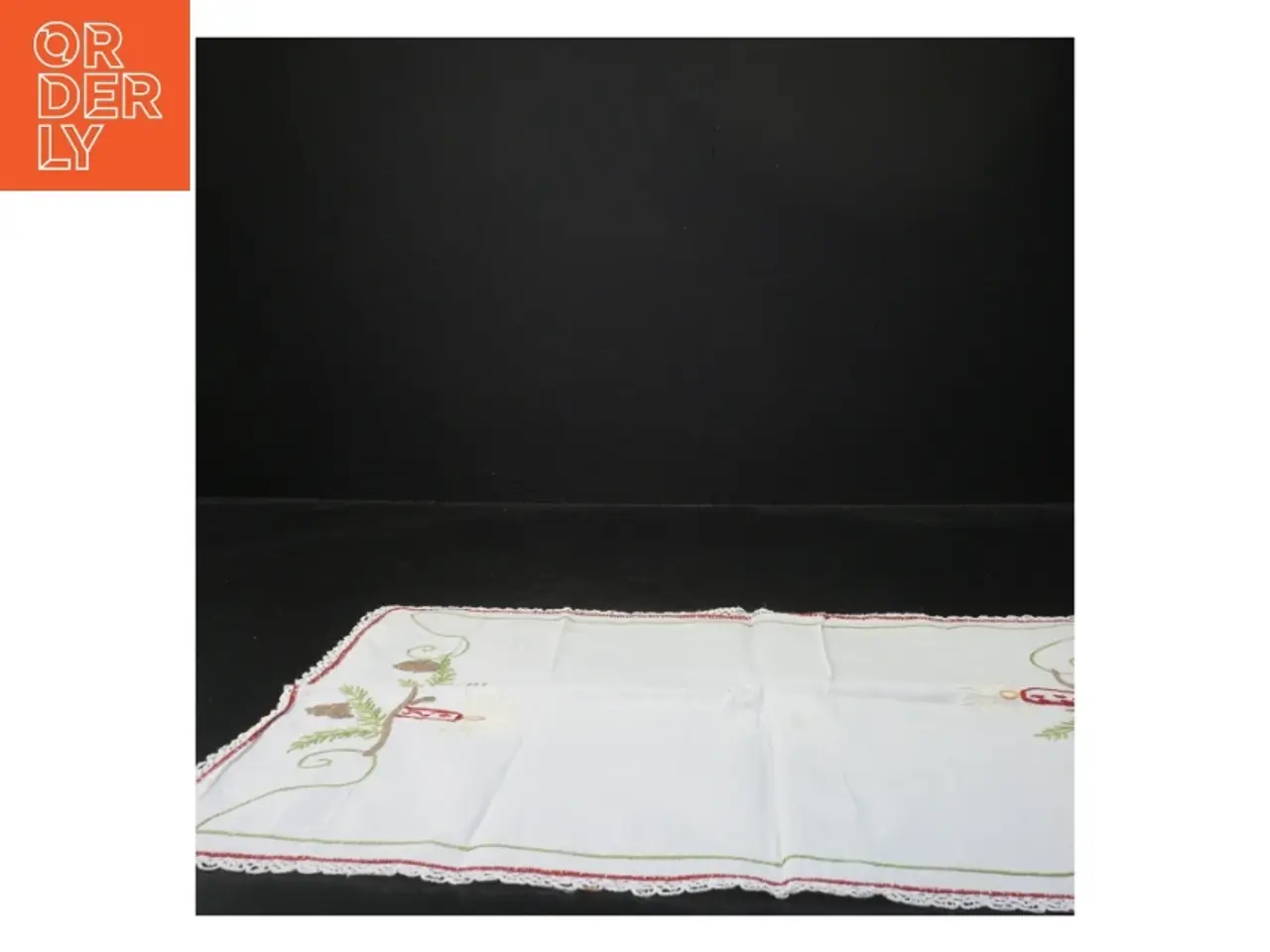 Billede 2 - Håndbroderet juledug med lys og grene (str. 44x31 cm)