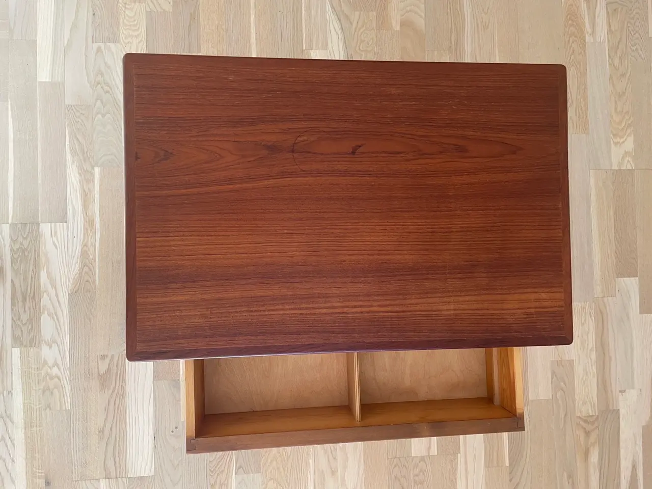 Billede 4 - Retro sidebord med skuffe og magasinholder