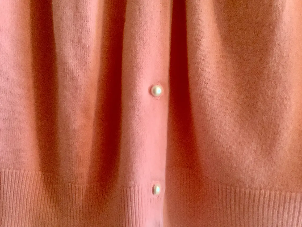 Billede 4 - Cardigan og bluse str. 38/40. Fra Daxon.