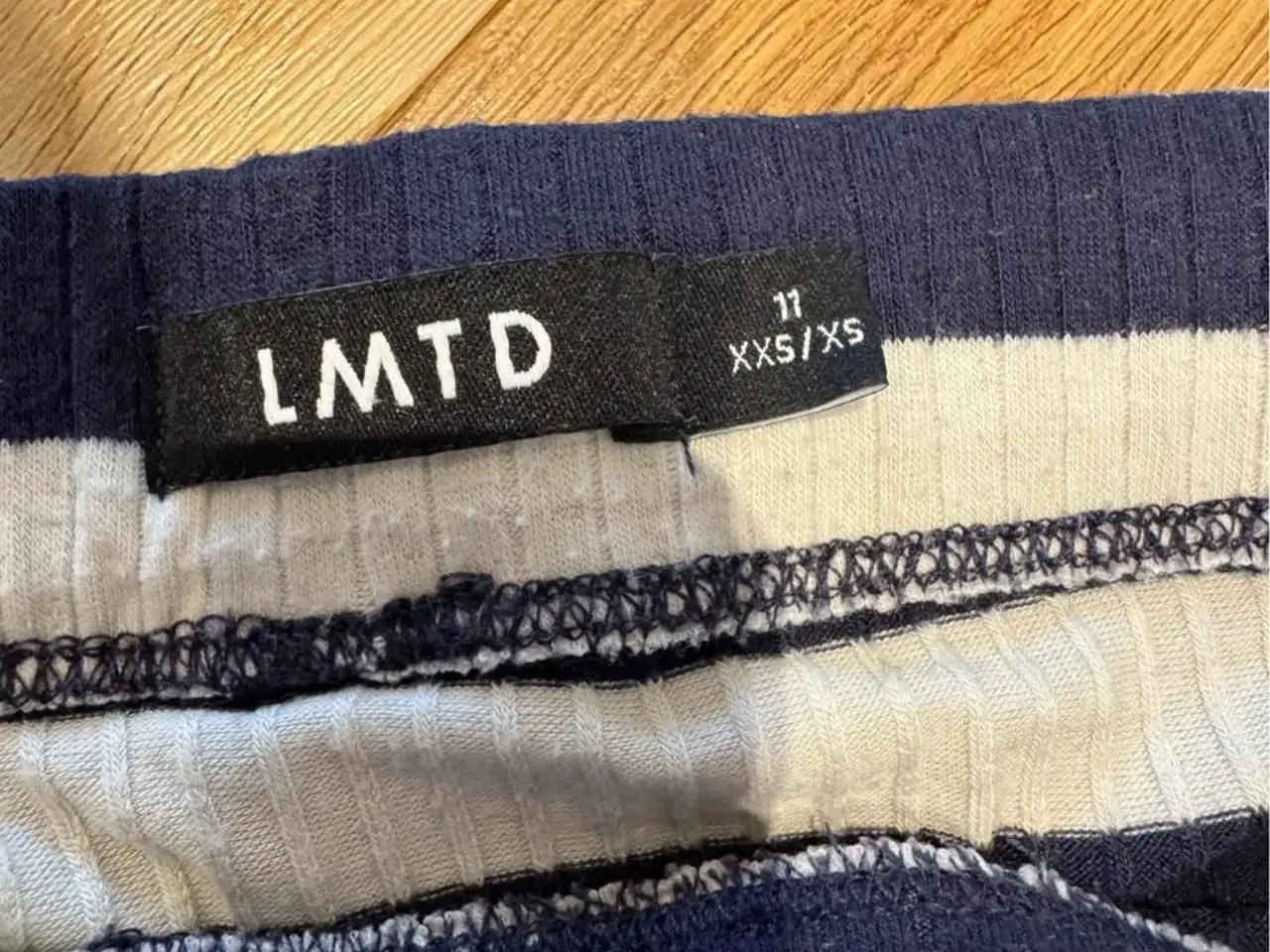 Billede 3 - Sæt af nederdel og T-shirt