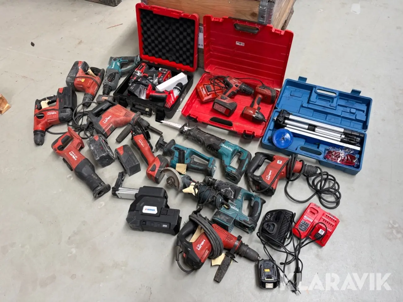 Billede 1 - Lot - Assorteret håndværktøj Hilti, Makita, Bosch, Einhell - 1 palle