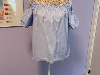 H&M - skulderbluse