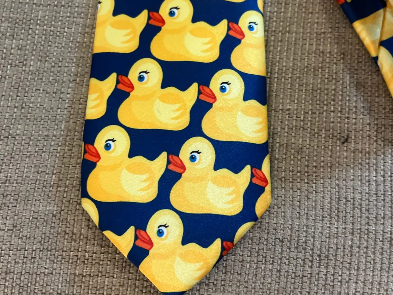 Billede 2 - Sjovt slips med gule ænder (Ducky tie)