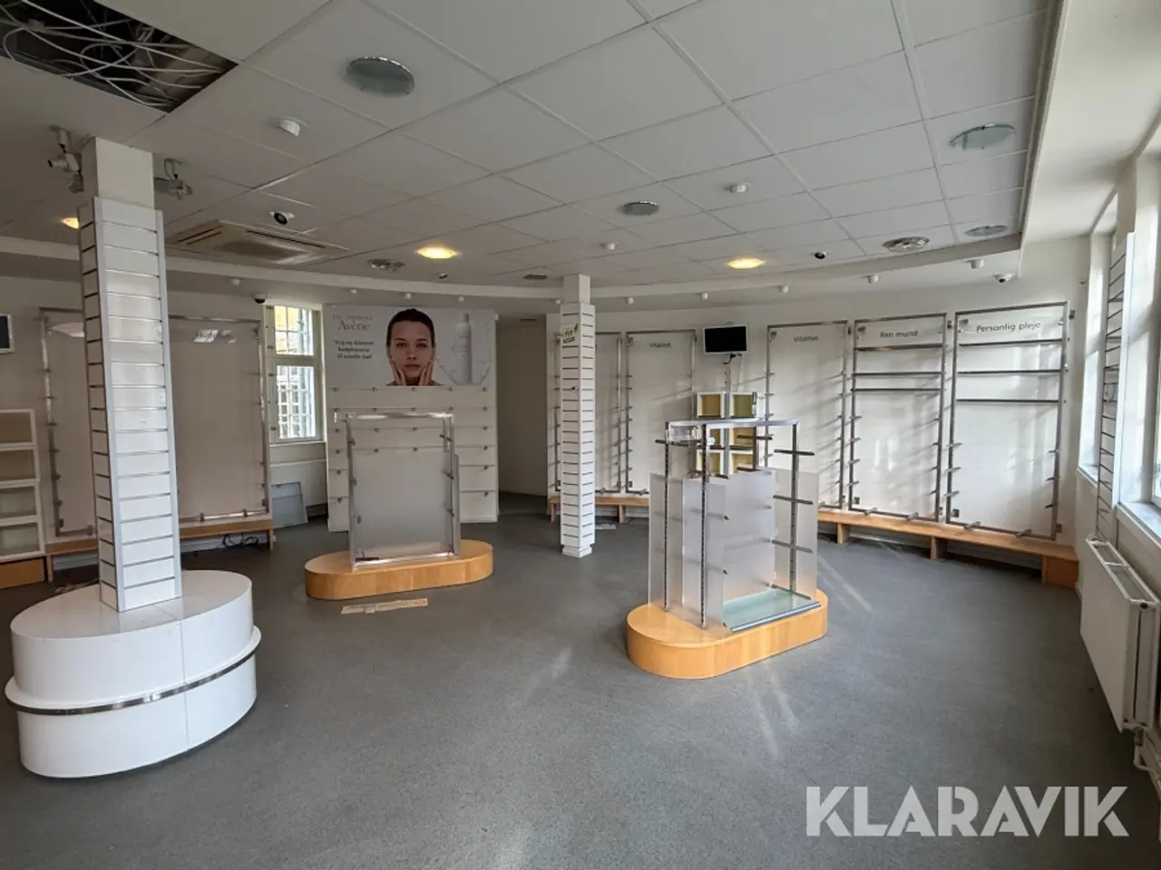 Billede 1 - Komplet apoteksinventar med skuffesystemer, reoler og arbejdsborde