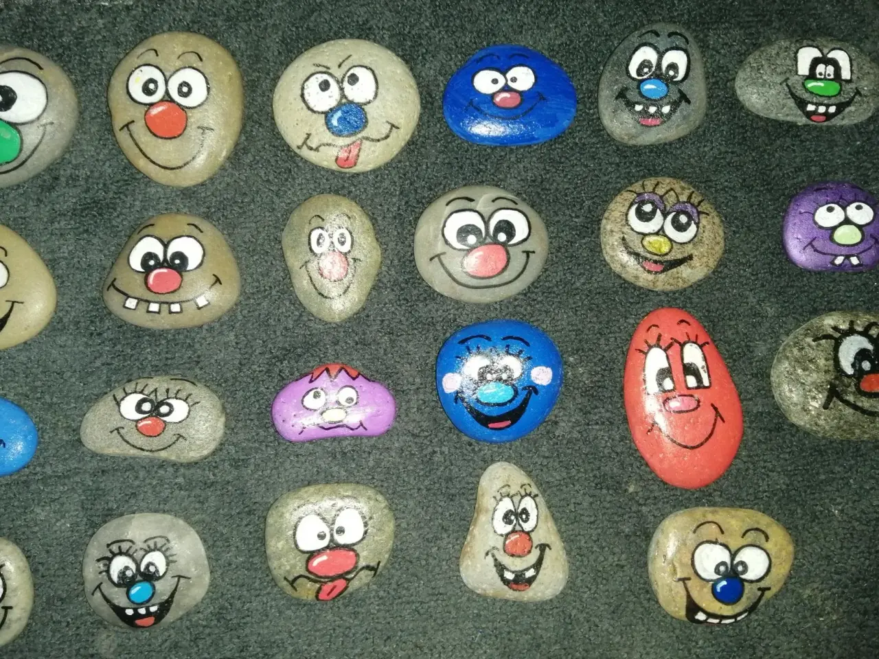 Billede 1 - 23 HÅNDLAVEDE STEN SMILEYS