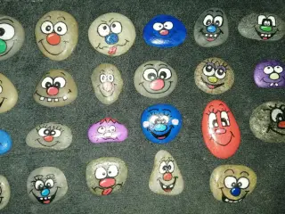23 HÅNDLAVEDE STEN SMILEYS