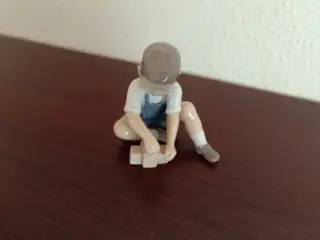 B&G porcelænsfigur nr. 2306, dreng med klodser