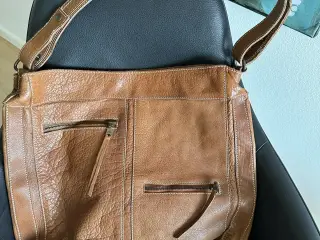 Skuldertaske af kendt modedesigner Benedikte Utzon
