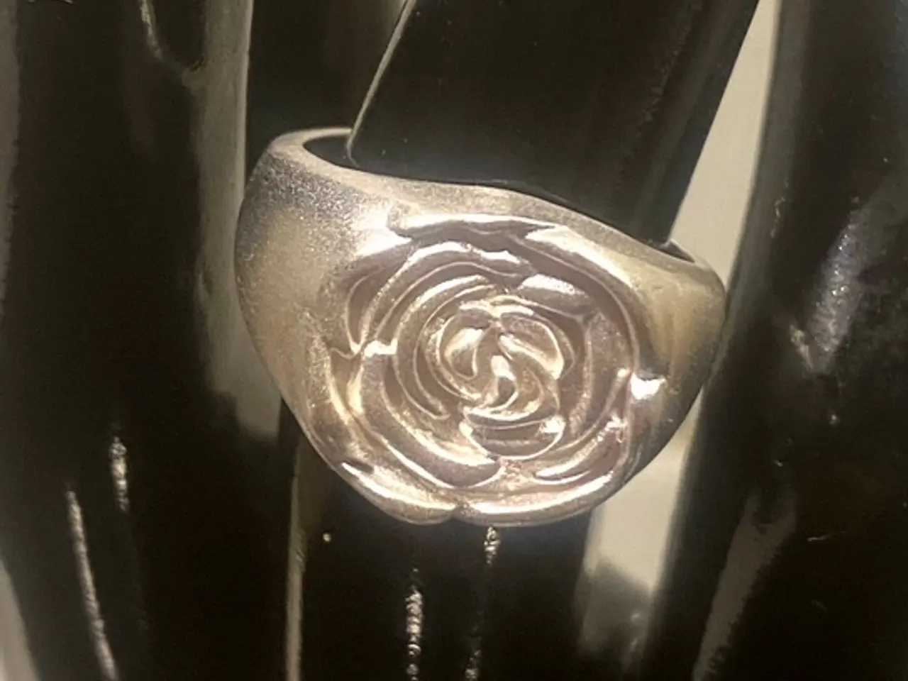 Billede 1 - * Sterlingsølv; Sød fingerring - med rose