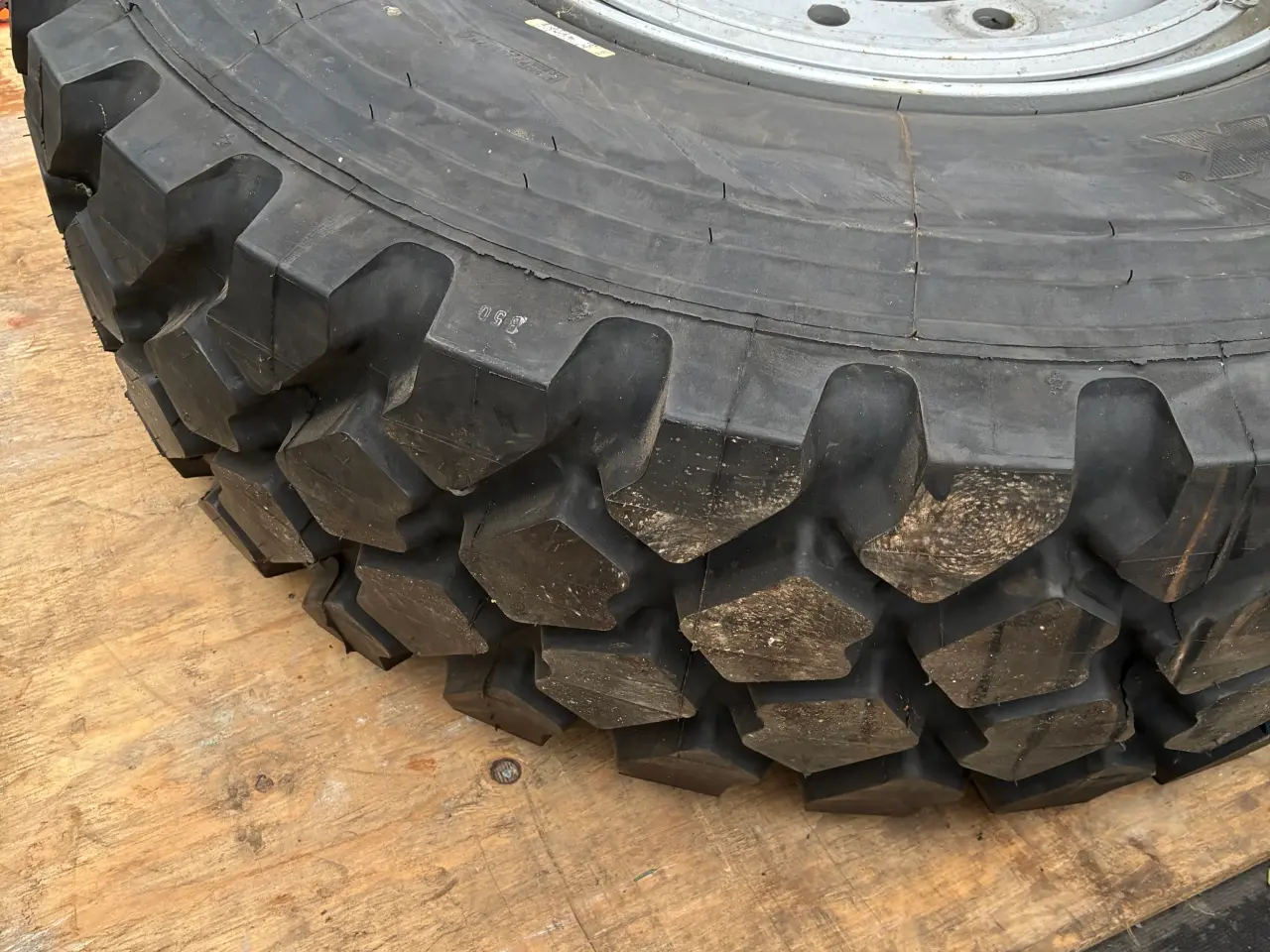Billede 1 - Michelin 365/85 R20 XZL med fælg