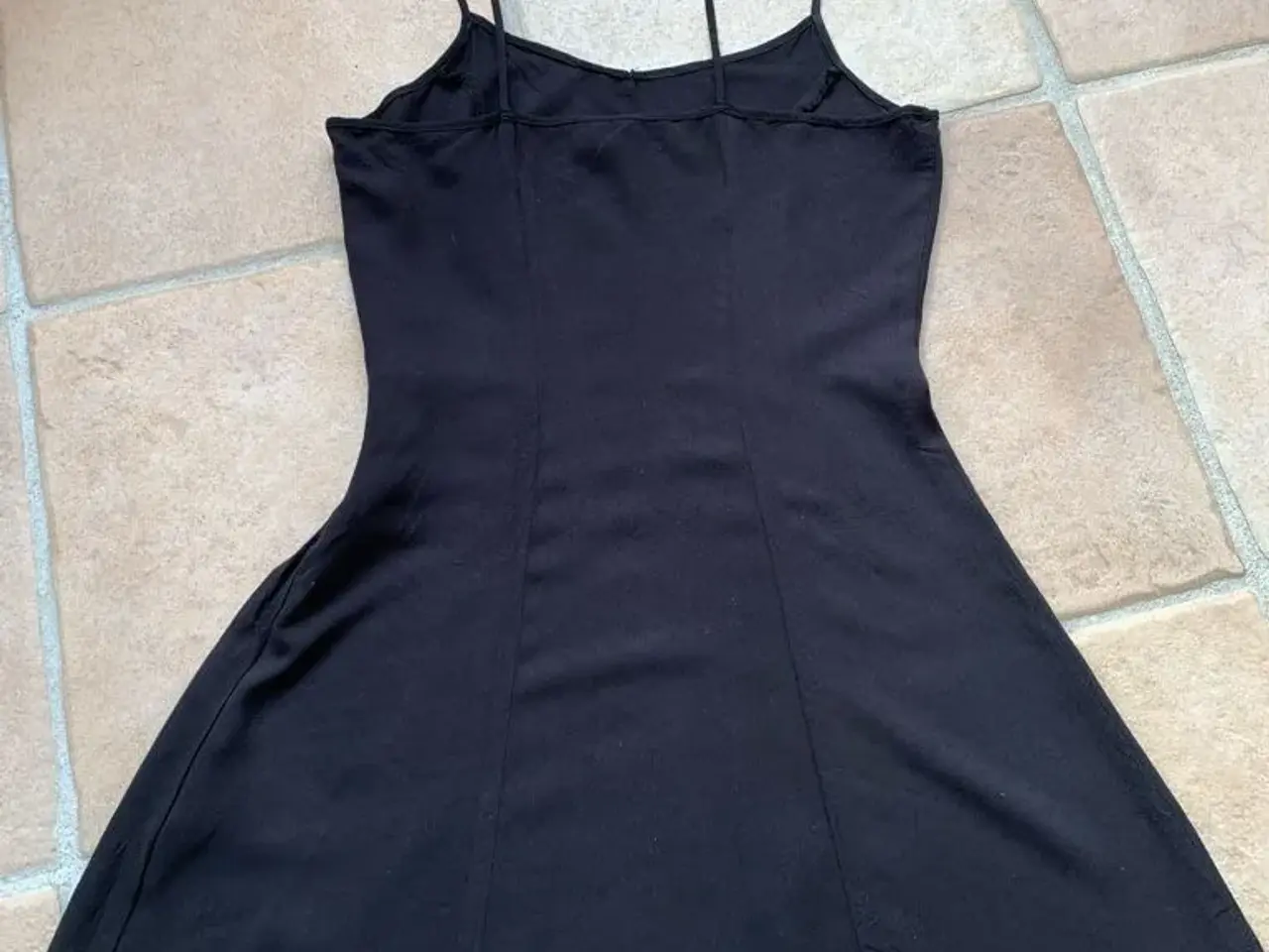 Billede 2 - Sort kjole H&M Divided str. 38