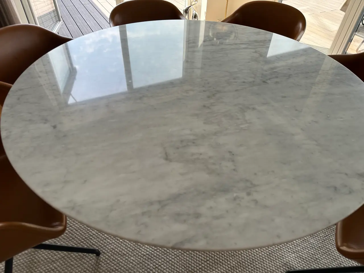 Billede 4 - GUBI 2.0 spisebord,  Ø150 cm – Lys grå marmor – Ny